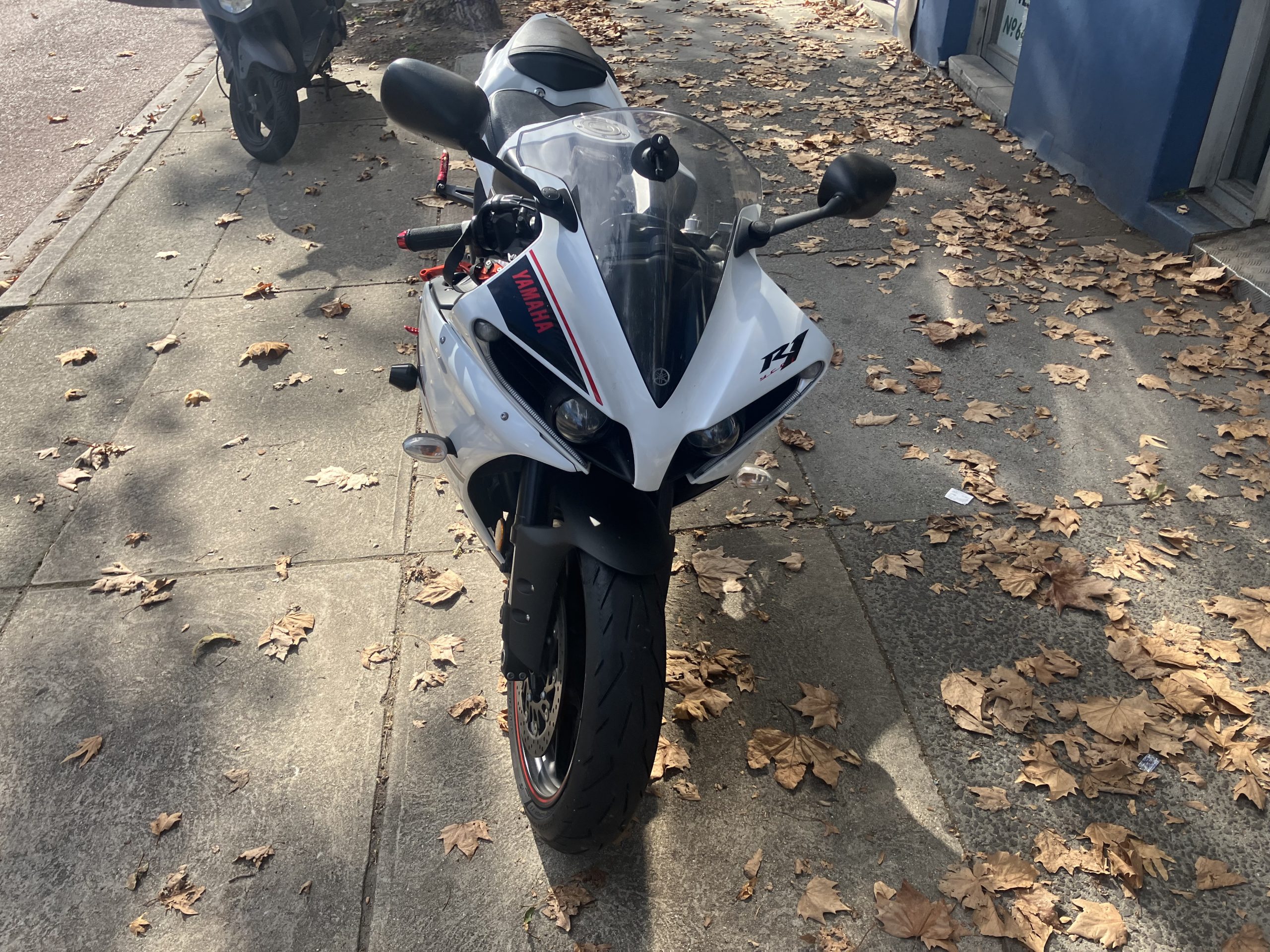 Yamaha R1 - Image 9