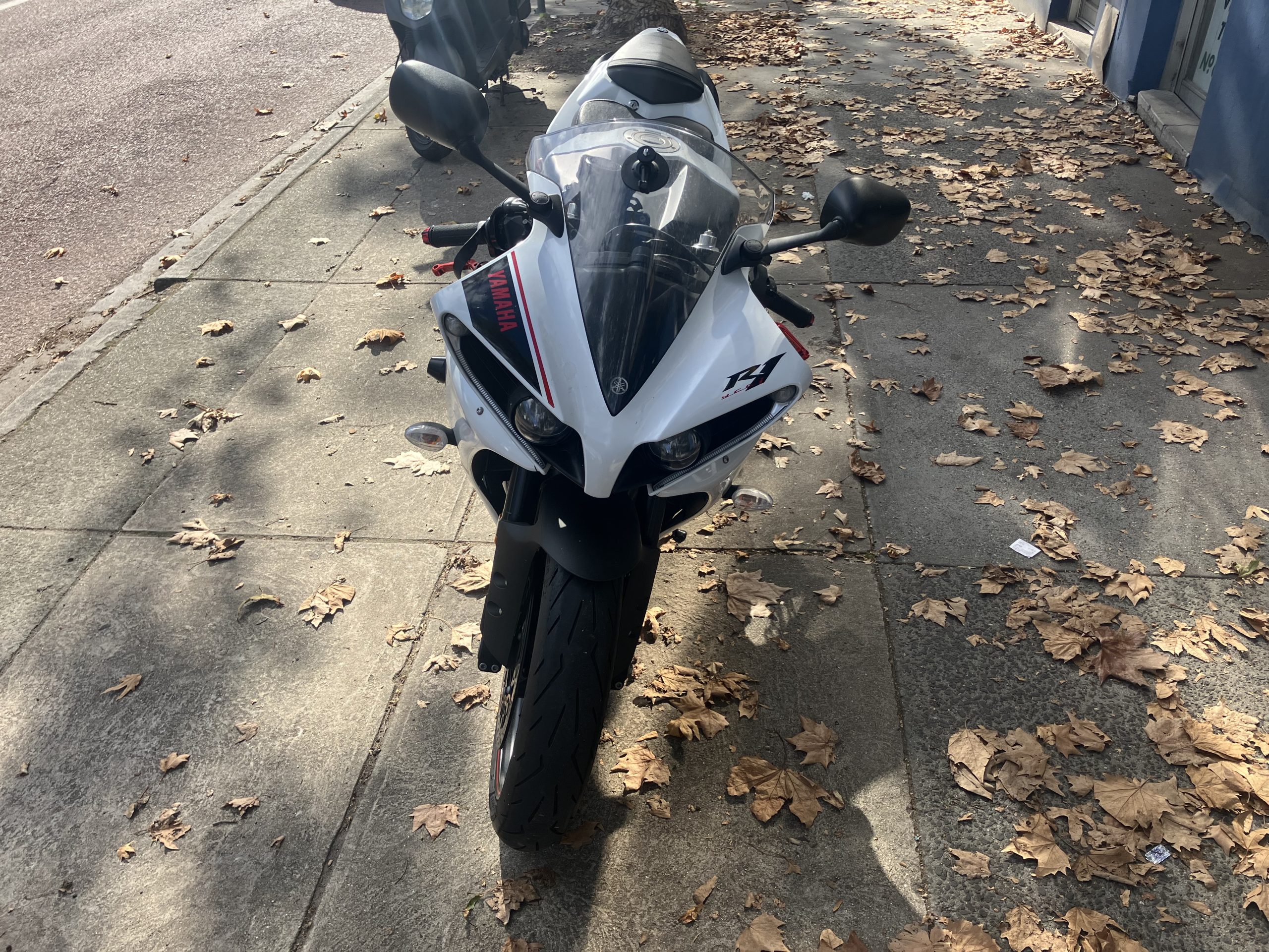 Yamaha R1 - Image 10