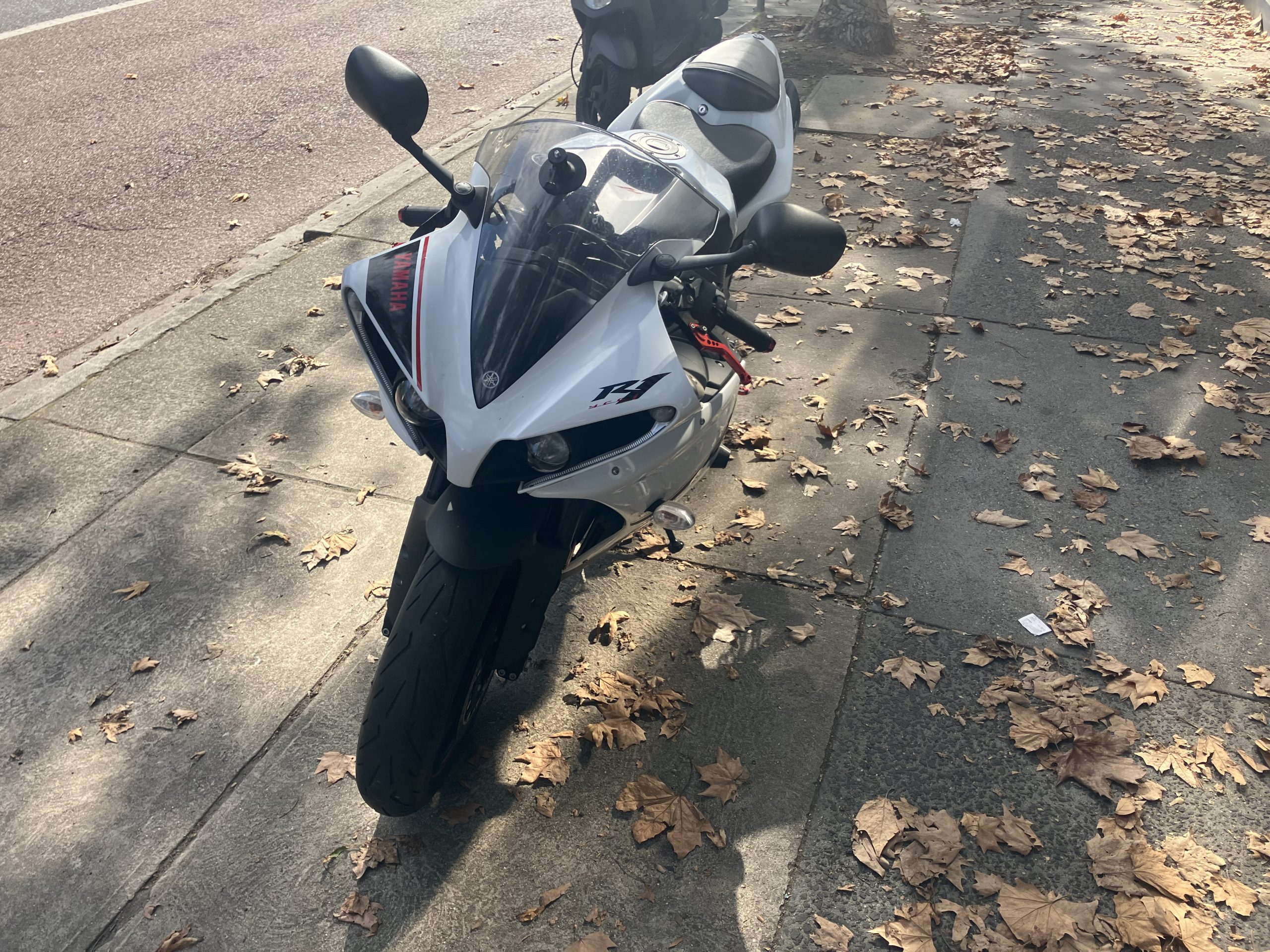 Yamaha R1 - Image 11