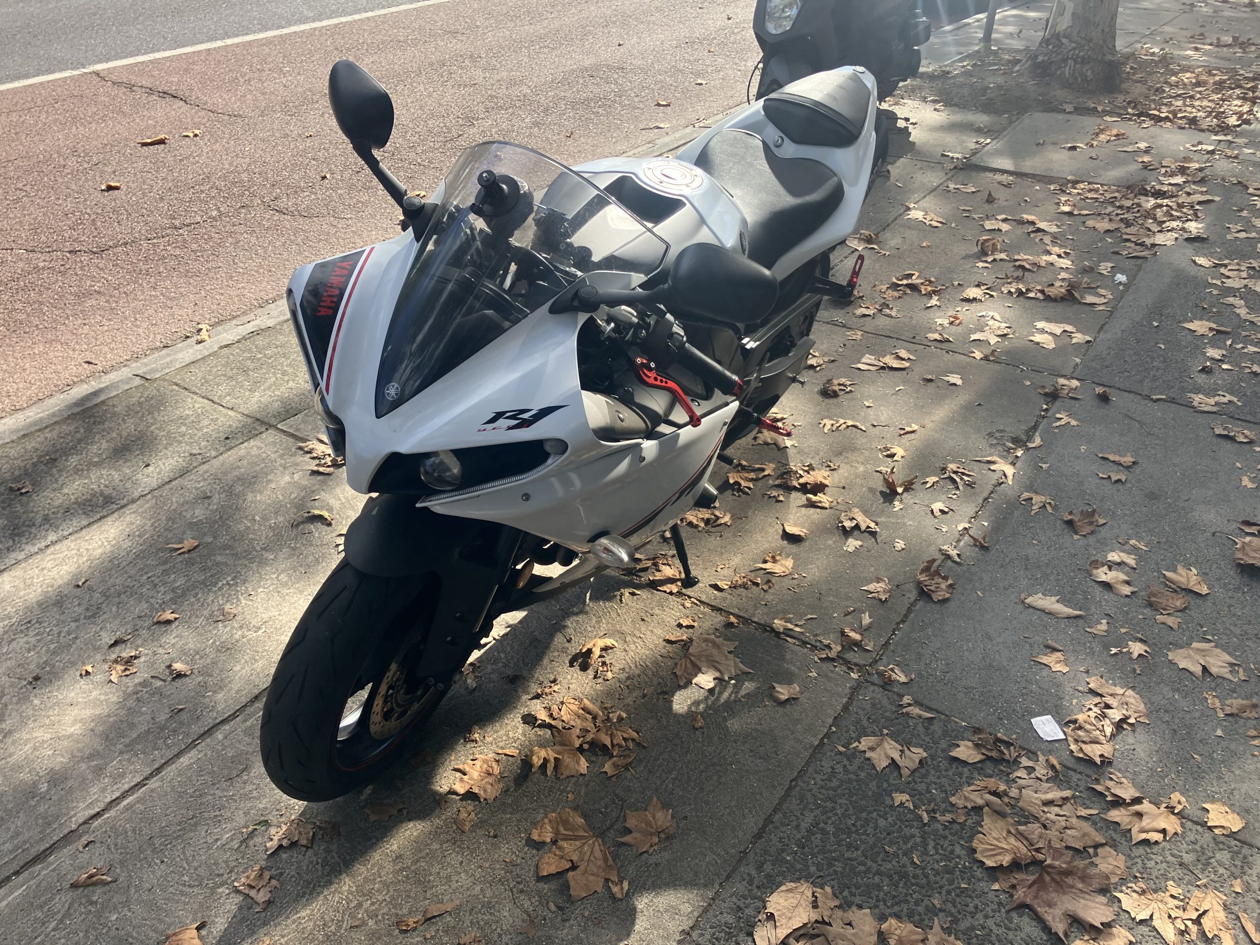 Yamaha R1 - Image 12