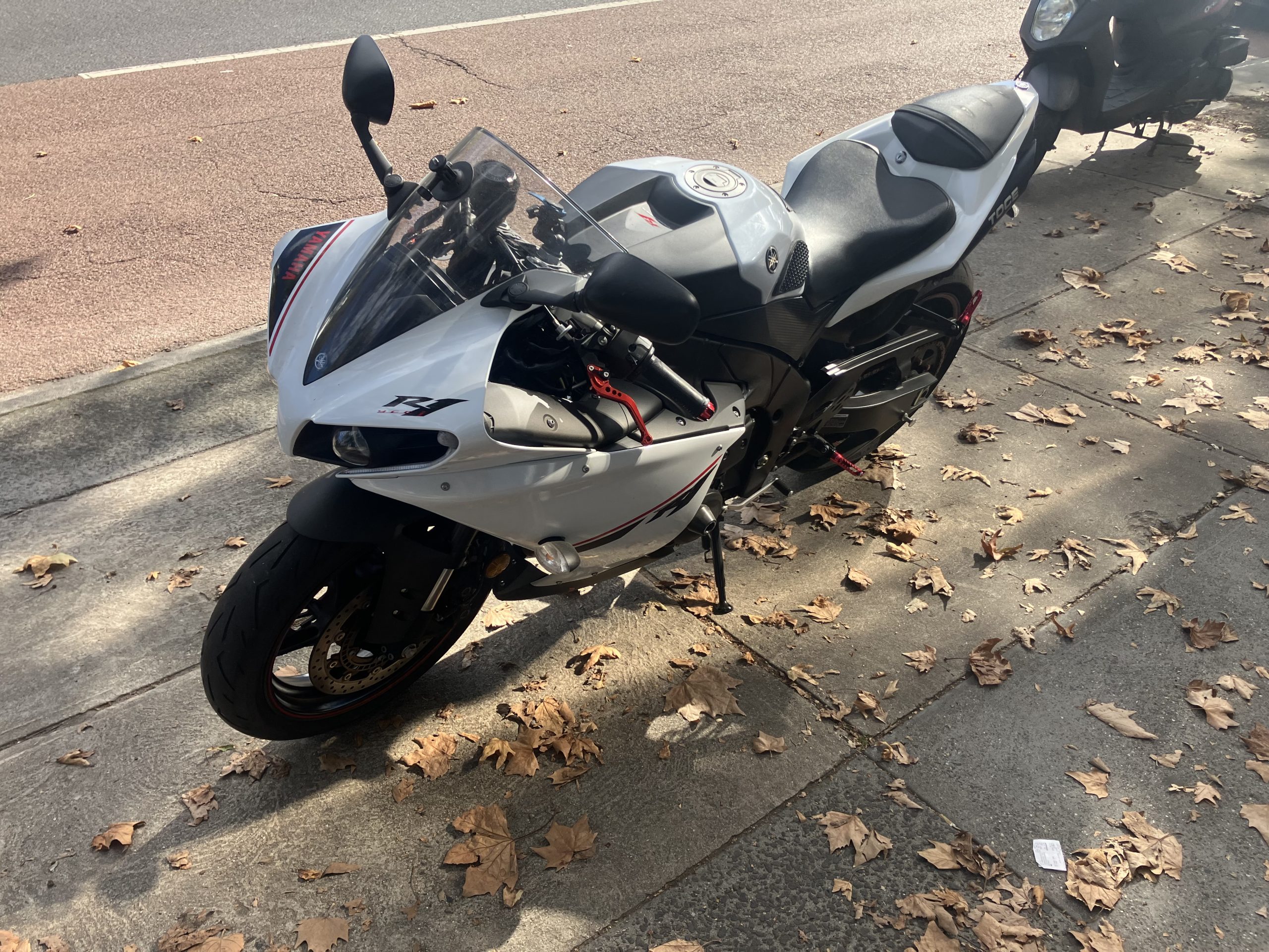 Yamaha R1 - Image 13