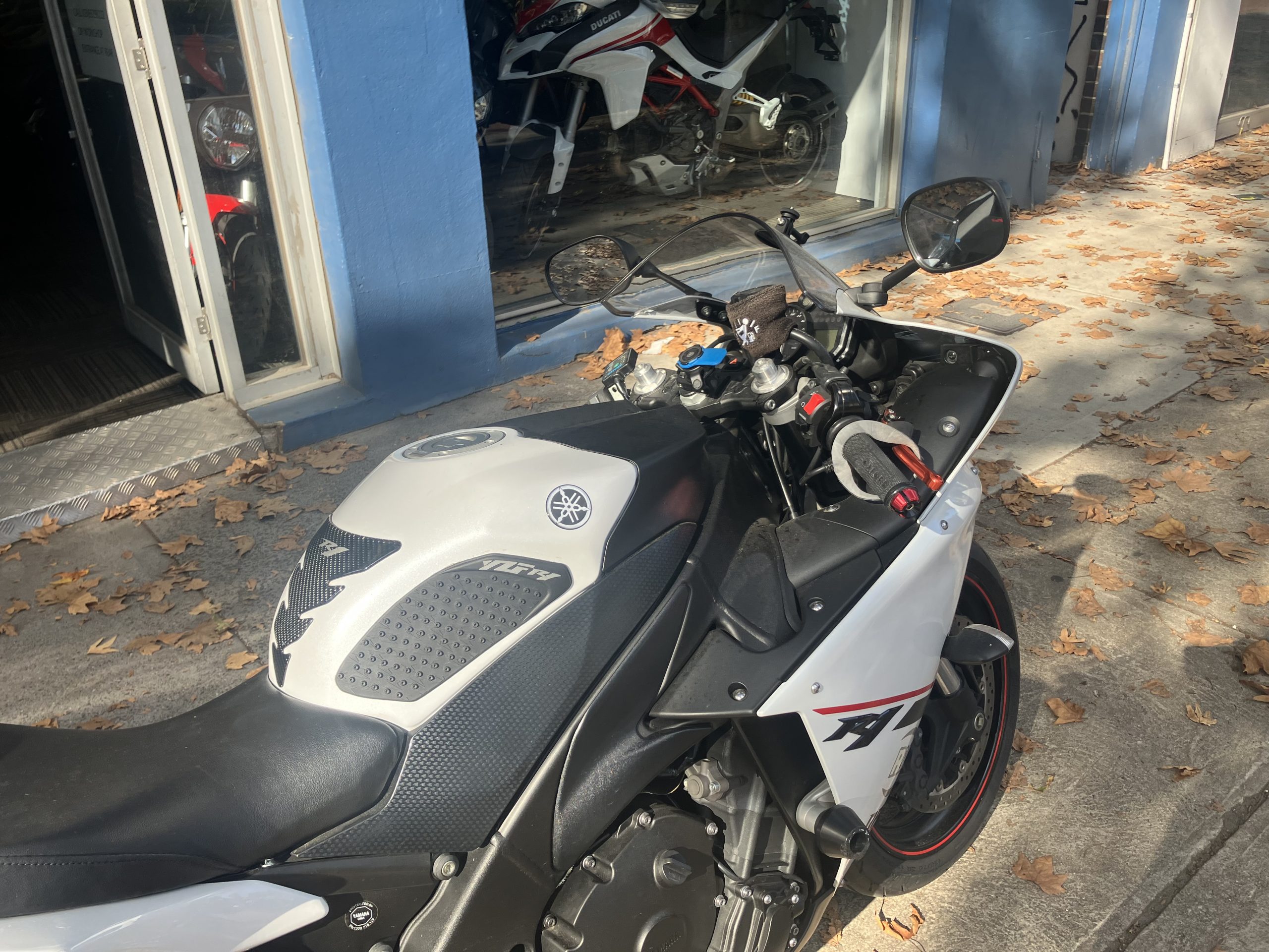 Yamaha R1 - Image 30