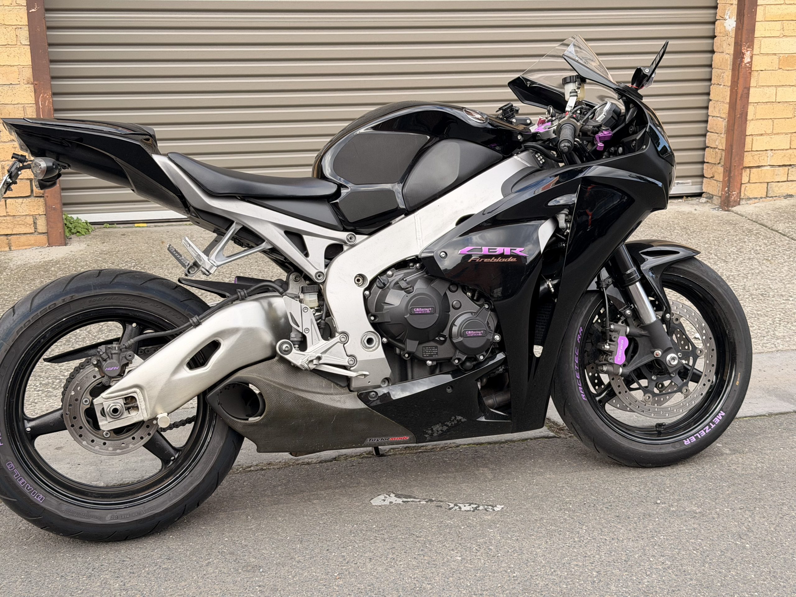 Honda CBR1000RR 35 Honda CBR1000RR - Image 35